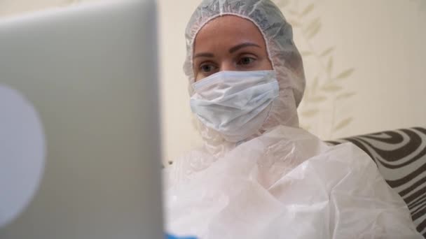 Adolescente Freelancer Femenina Traje Protector Blanco Mascarilla Médica Guantes Azules — Vídeos de Stock