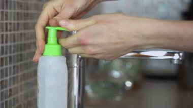 Kadın sıkar, dezenfektan jeli kullanır, deri yıkar. Kavram, temizlik, mikrop ve koronavirüs COVID-19 'un insanlarla yakın temas kurmasını önlemek. Hijyen Corona virüsü önleme yayıldı.