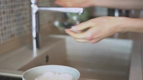 여자는 질산염 방법을 사용하여 음식에 소금을 문질러 문지르는 소녀는 기술을 — 비디오