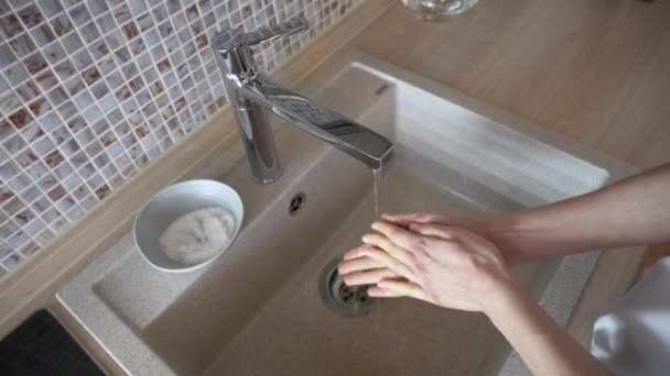 白人妇女从碗中取出白色食盐作为替代清洁剂凝胶 用水龙头或水龙头洗手保暖水 年轻女孩消毒 预防细菌的概念 顶部视图 — 图库视频影像