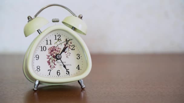 Reloj Despertador Vintage Blanco Con Campanas Pie Sobre Una Mesa — Vídeo de stock