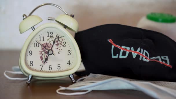 Alarme Retro Branco Clock Tocando Mesa Madeira Perto Máscaras Protetoras — Vídeo de Stock