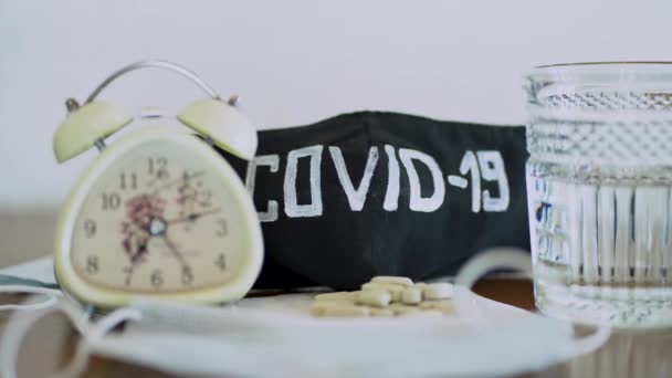Vidrio Pastillas Mascarilla Protectora Negra Con Palabra Covid Reloj Encuentra — Vídeo de stock