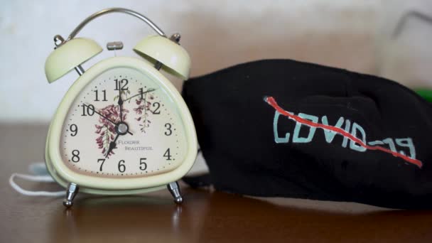 Alarme Retro Branco Clock Com Sinos Estão Uma Mesa Madeira — Vídeo de Stock