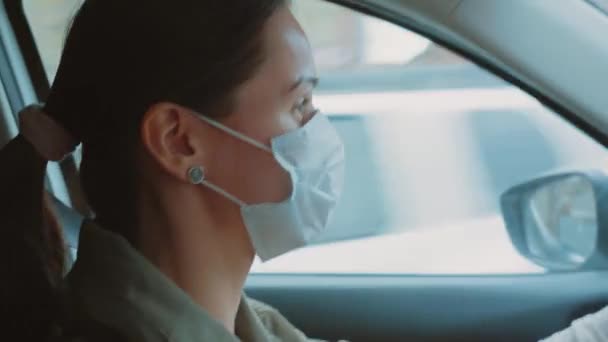Driver Brunett Flicka Skyddande Medicinsk Mask Kör Snabbt Rätar Hennes — Stockvideo