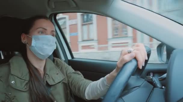 一位戴防护医疗面罩的黑发女司机很快就去医院做电晕病毒检测 相机摇晃了一下 女人在匆忙中 俄罗斯问题 大流行病时期 — 图库视频影像