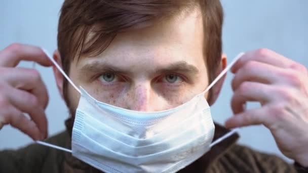 Mooie Bebaarde Man Zetten Zetten Beschermende Medische Gezicht Wegwerpmasker Van — Stockvideo