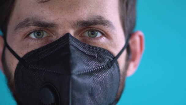Nádherný Vousatý Muž Zelenýma Očima Sundá Černou Masku Dýchacího Přístroje — Stock video