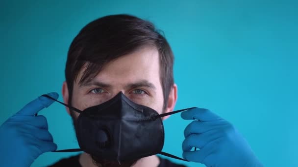 Awesome Άνθρωπος Κοντά Καστανά Μαλλιά Μαύρο Πουκάμισο Ιατρικά Γάντια Βάζει — Αρχείο Βίντεο