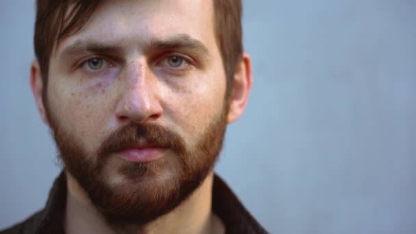 Hombre Caucásico Joven Guapo Con Barba Gruesa Pecas Camisa Negra — Vídeos de Stock