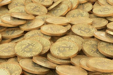 Altın bitcoins sikke yığını. Bir sürü sanal para arka plan
