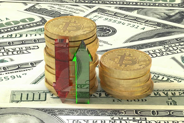 Gouden bitcoins stapel munten op bankbiljetten van ons dollar. — Stockfoto