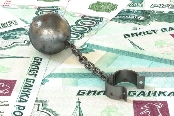 Bola de hierro oxidado y cadena conectada al manguito abierto que yace sobre el fondo de los billetes de rublo —  Fotos de Stock