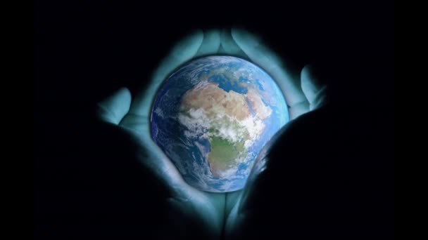 Анимация Мужские Руки Держащие Вращающуюся Планету Земля Синим Свечением Черном — стоковое видео