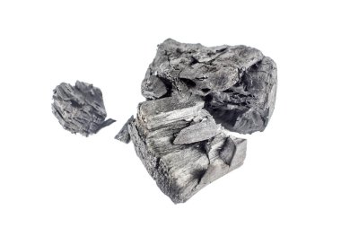 Beyaz arkaplanda doğal odun kömürü izole edilmiş.