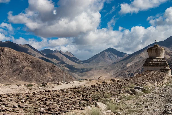 Road in Ladakh with Stupa — Stock Photo, Image
