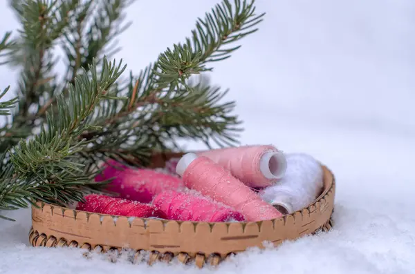 pembe tonları ile kar karlı beyaz zemin üzerine tozunu dikiş ipliği