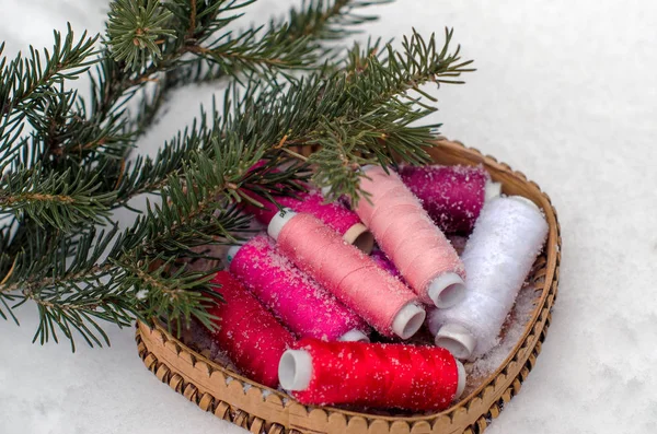 pembe tonları ile kar karlı beyaz zemin üzerine tozunu dikiş ipliği