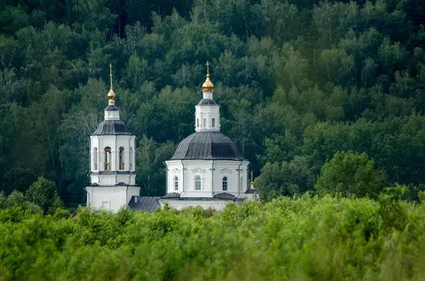 Cerkiew z złotych kopuł stoi wśród zieleni i drzew — Zdjęcie stockowe