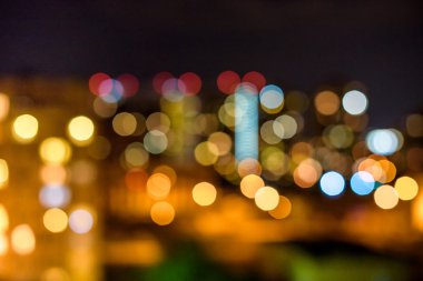 Arka plan kullanımı için gece vakti renkli ışıkları olan bulanık sokak Bokeh 'inin klasik ton görüntüsü