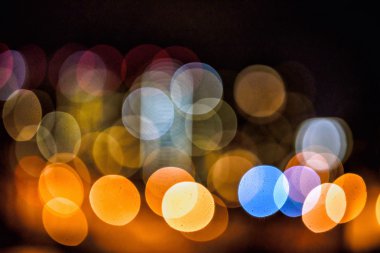 Arka plan kullanımı için gece vakti renkli ışıkları olan bulanık sokak Bokeh 'inin klasik ton görüntüsü