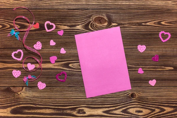 Dia dos Namorados brinquedo coração e bloco de notas página de papel para o seu texto. Vista superior na mesa de madeira . — Fotografia de Stock