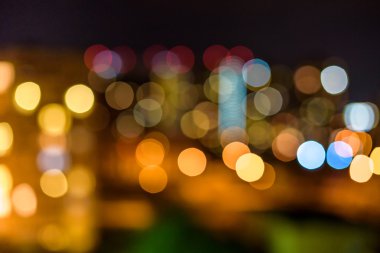 Arka plan kullanımı için gece vakti renkli ışıkları olan bulanık sokak Bokeh 'inin klasik ton görüntüsü