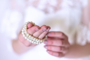 güzel gelin inci küpe ve bilezik takıyor