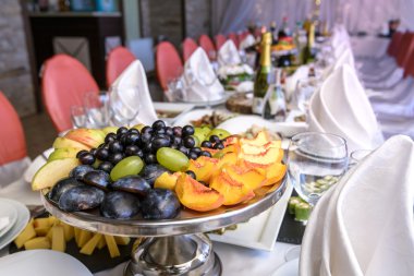 Gurme tablo set meyve ve tatlılar ile açık büfe. Üzüm, elma, 