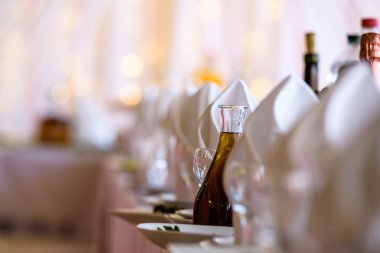 Düğün için hazırlanmış bir masa ya da başka bir akşam yemeği.