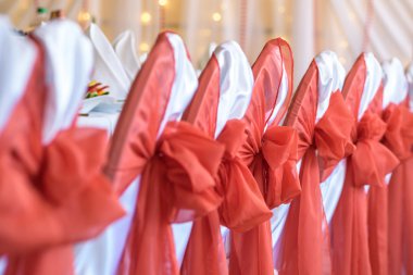 Düğün için hazırlanmış bir masa ya da başka bir akşam yemeği.