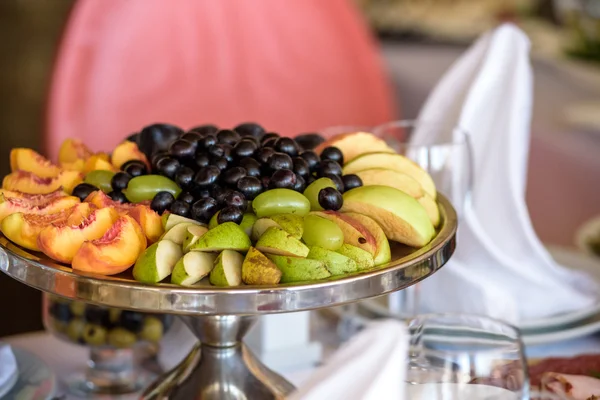 Mesa buffet gourmet con frutas y dulces. Uvas, manzanas , — Foto de Stock