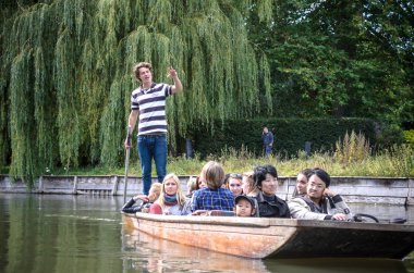 Yaz aylarında Cam nehirde sandal.