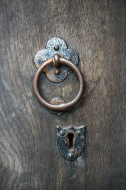 ahşap bir kapı üzerindeki eski metal kolu