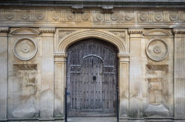 Cambridge antik çift kapı