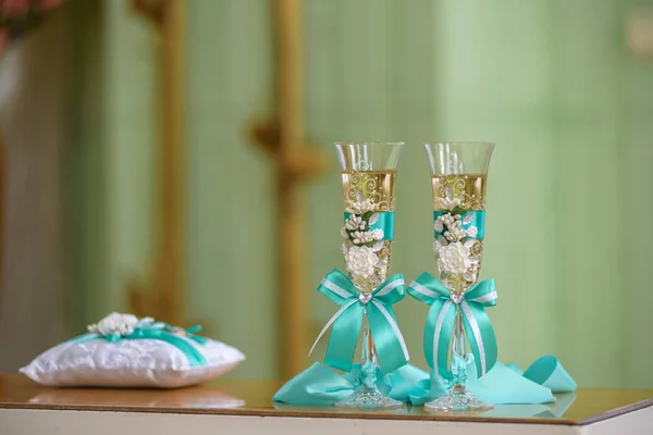 Copas de boda con champán — Foto de Stock