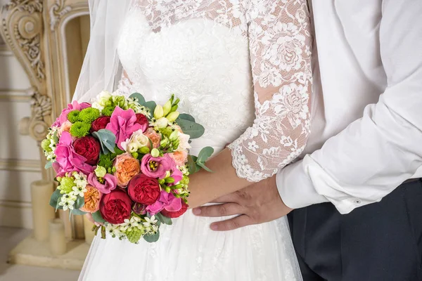 Schöner Brautstrauß in den Händen der Braut — Stockfoto