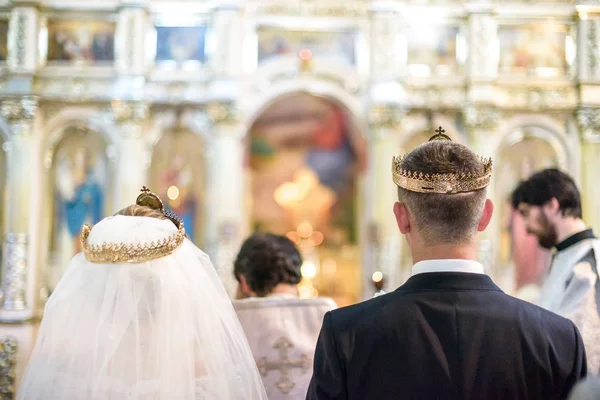 Traditionelle ukrainische Hochzeitszeremonie stilvolle glückliche Brautpaare in der Kirche — Stockfoto