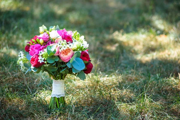 Bruiloft boeket rozen op groen gras — Stockfoto