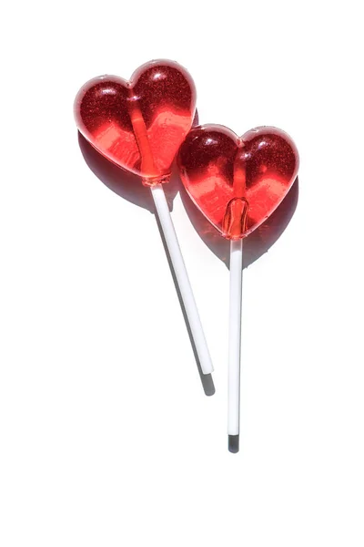 İki lolipop. Kırmızı kalpler. Şeker. Aşk kavramı. Sevgililer günü — Stok fotoğraf