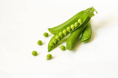 Beyaz arkaplanda taze bezelyeler izole edildi