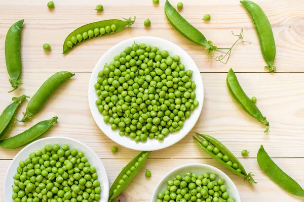 C rustik ahşap zemin üzerine üstten görünüm kase bezelye