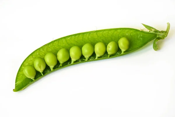 Ervilhas semi-verdes isoladas sobre fundo branco . — Fotografia de Stock