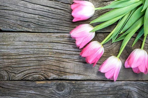 Friss rózsaszín tulipán virág a fából készült asztal. — Stock Fotó