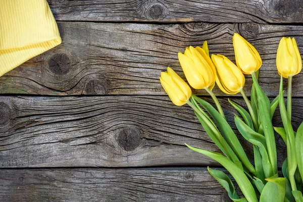 Friss sárga tulipán virág törülközővel, ősi, vintage, fa tábla. — Stock Fotó