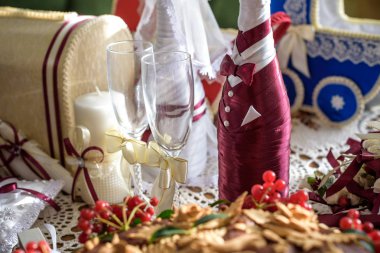 Bir şekilde dekore edilmiş iki şişe şampanya düğün kutlama