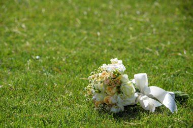 Düğün buket gül yeşil çimenlerin üzerinde