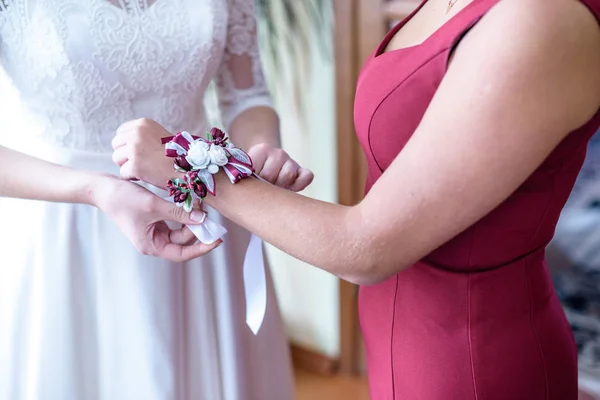 Menyasszony ruha boutonniere a kéz koszorúslány — Stock Fotó