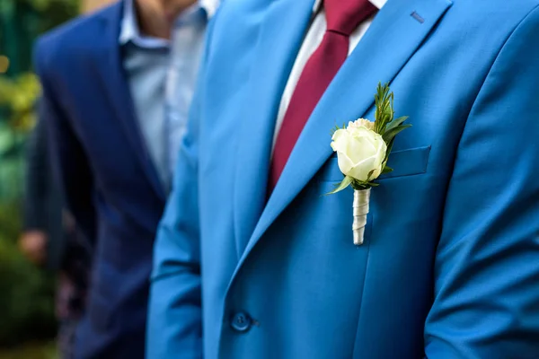 Blauer Hochzeitsboutonniere auf der Jacke des Bräutigams — Stockfoto