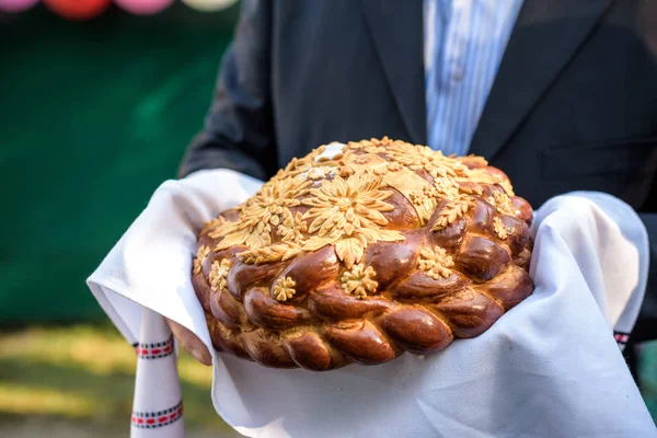 Casamento tradicional pão ucraniano Korovai com flores — Fotografia de Stock